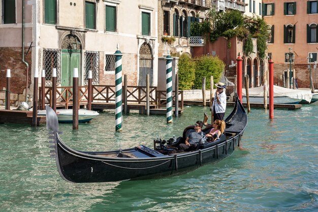 Gondolero transportando gente en Venecia.