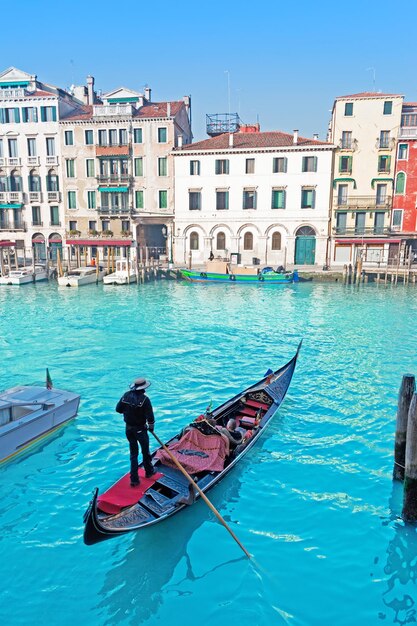 Gondolero y turista en Grand Canal