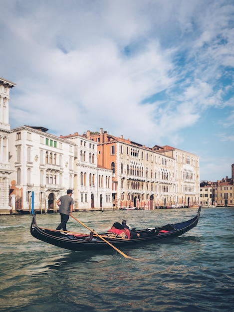 Gondolero veneciano batea la góndola en Venecia, Italia