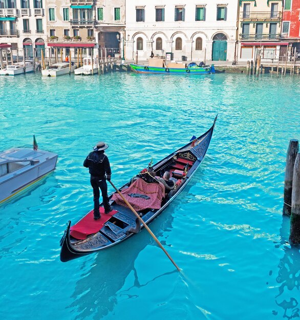 Gondoliere und Tourist im Canal Grande