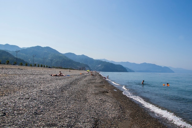 Gonio, Georgia - 27. August 2021: Menschen am Strand, Schwarzes Meer und Sand