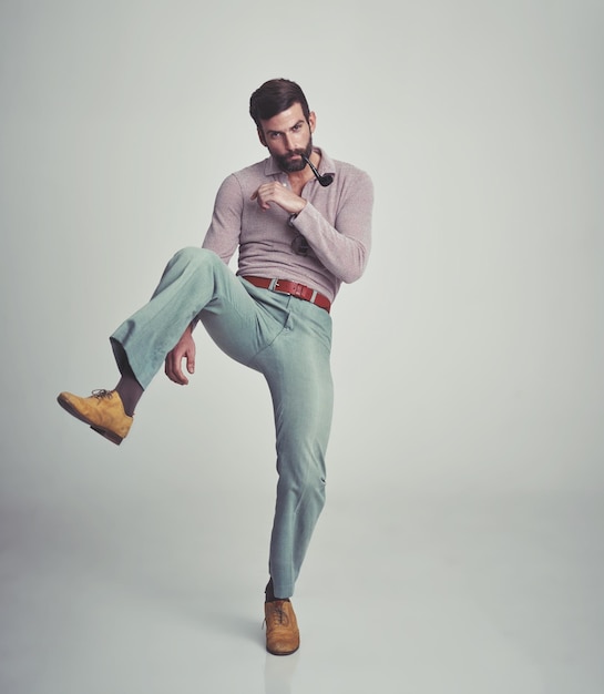 Goofy y maravilloso. Foto de estudio de un hombre con ropa estilo años 70.