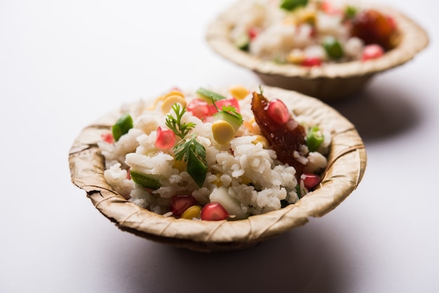 GopalKala oder Dahi Kala ist ein Prashad, der Lord Krishna auf Janmashtami oder Gokulashtami angeboten wird. Hergestellt aus geschlagenem Reis, Quark, Milch, Zucker, Granatapfel, Chili, Gurke und Koriander