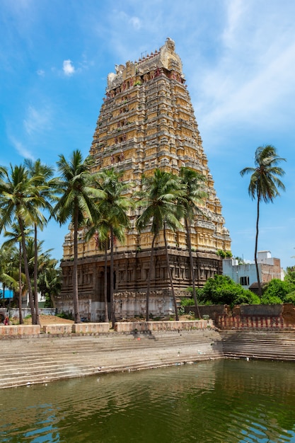 Gopura (torre) e tanque do templo de lord bhakthavatsaleswarar temp