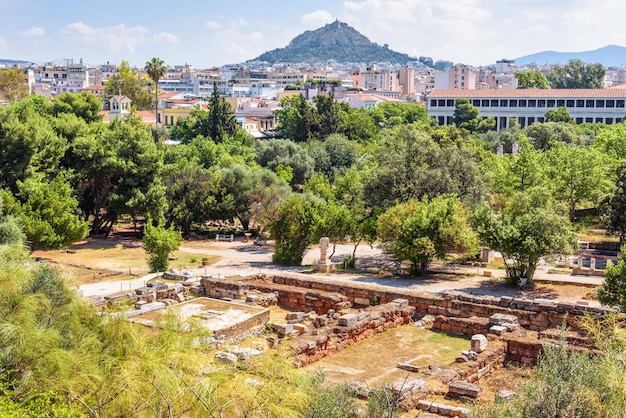 Ágora antiga em Atenas Grécia Vista das ruínas gregas e do Monte Lycabettus à distância