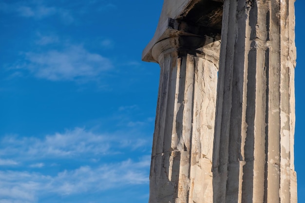 Ágora romana de Atenas Grecia Puerta de Atenea Arquegetis columnas detalle fondo del cielo azul