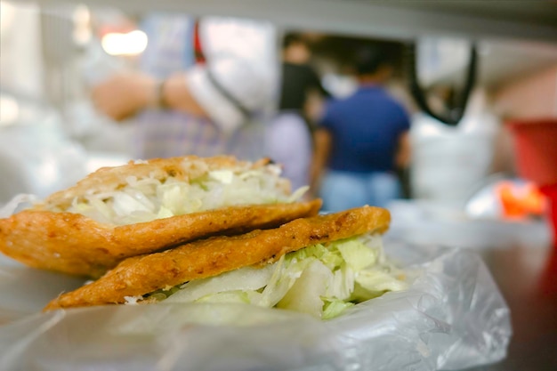 Gorditas de comida mexicana fritas en aceite de migas de carne y queso