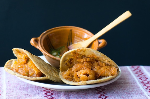 Gorditas mexicanas de migajas com torresmo e chile