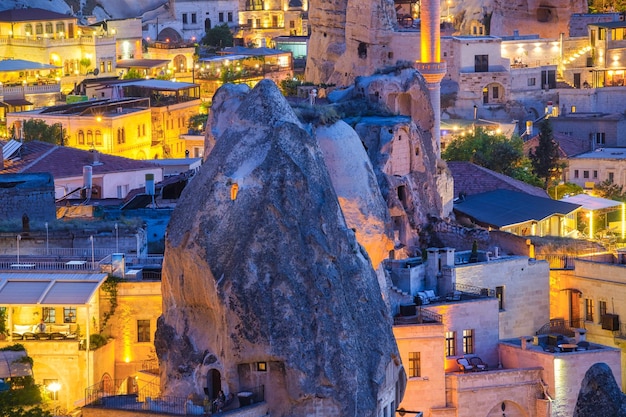 Goreme Capadócia Turquia Vista da cidade noturna da montanha Cidade noturna brilhante Paisagem no verão Patrimônio da UNESCO Férias e turismo