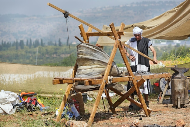 Goren, Israel - 7. April 2018: Schmied beim Internationalen Ritterfest in Israel