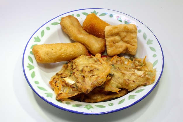Gorengan é um lanche típico da Indonésia que consiste em bakwan risol tofu