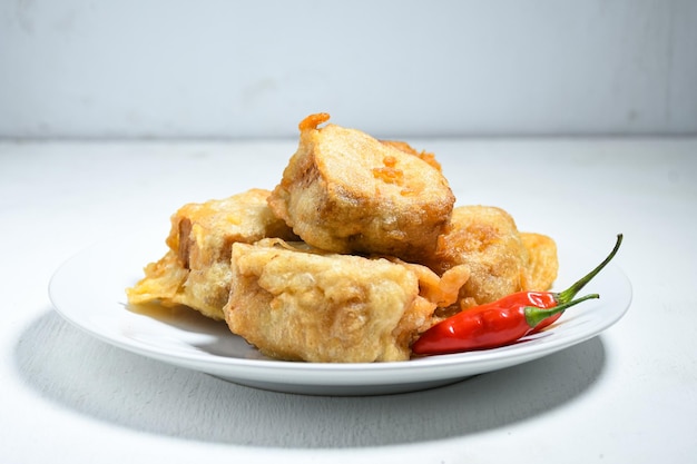 Gorengan o tofu frito es un tipo de comida frita es uno de los bocadillos favoritos en Indonesia