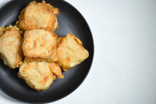 Gorengan o tofu frito es un tipo de comida frita hecha de tofu y rellena con brotes de soja