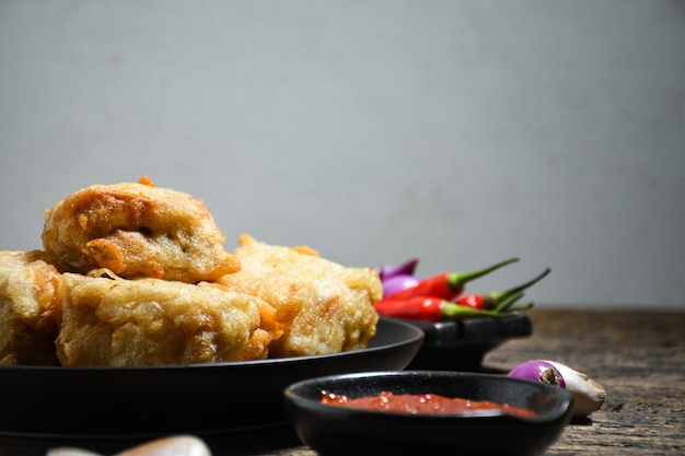 Gorengan o tofu frito es un tipo de comida frita hecha de tofu y rellena con brotes de soja