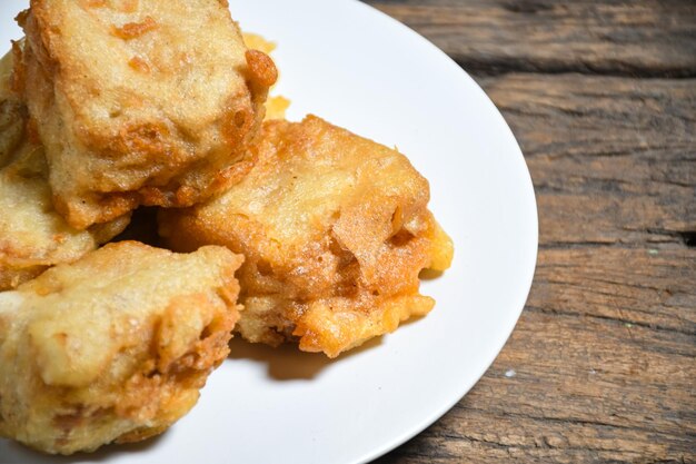 Gorengan o tofu frito es un tipo de comida frita hecha de tofu y rellena con brotes de soja