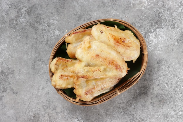 Gorengan oder Pisang Goreng ist Banana Fritter oder gebratene Banane, die auf einem Teller serviert wird