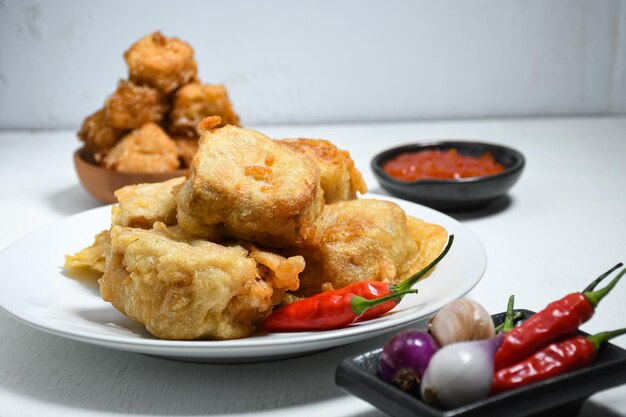 Gorengan ou tofu frito com sambal e tofu frito é um tipo de comida frita feita de tofu