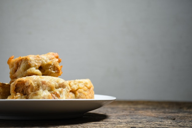 Gorengan ou tofu frito é um tipo de comida frita feita de tofu e recheada com brotos de feijão