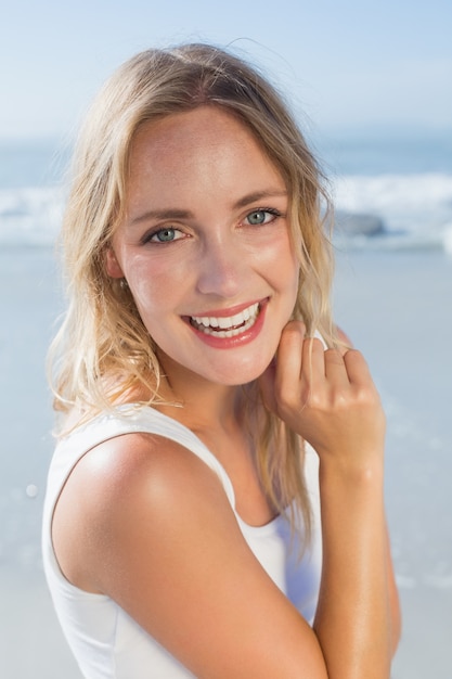 Gorgeous blonde feliz posando na praia