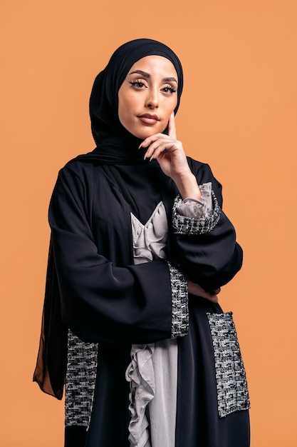 Gorgeus muslimische Frau Blick in die Kamera posiert im Studio. Sie meint es ernst.