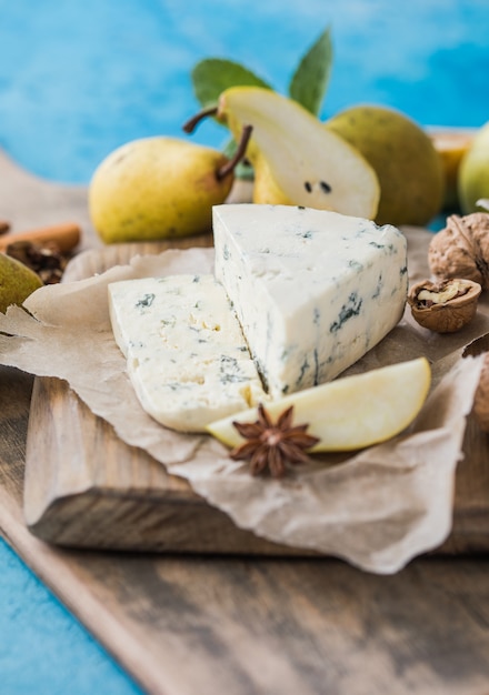 Gorgonzola picant italienischer Blauschimmelkäse, hergestellt aus entrahmter Kuhmilch in Norditalien. Stück Blauschimmelkäse Danablu, Roquefort mit Birne und Walnüssen