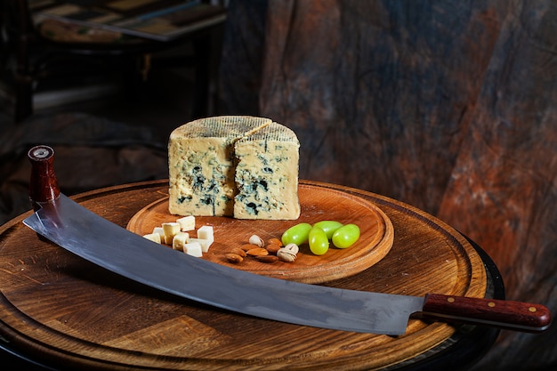 Gorgonzola piccante Italienischer Blauschimmelkäse aus nicht entrahmter Kuhmilch.