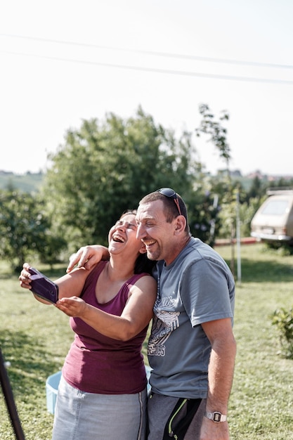 Gornja Radgona Eslovênia 8 de agosto de 2020 Uma mulher e um homem tirando uma selfie em um smartphone