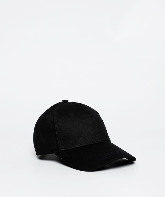 Foto gorra de béisbol negra sobre un fondo blanco