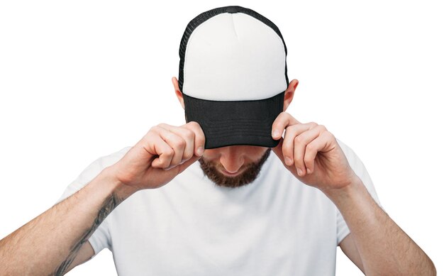 Foto gorra de béisbol vacía maqueta sobre un hombre aislado sobre fondo blanco.