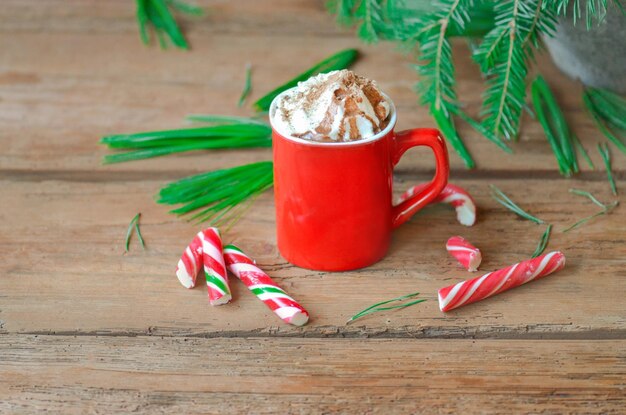 Gorra de café con crema batida. Taza con caramelo de café y menta