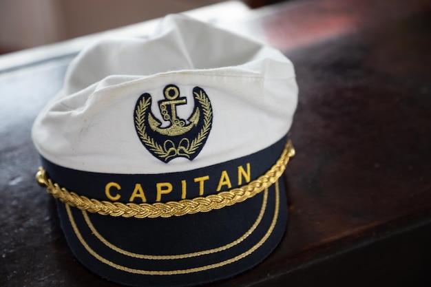 Foto una gorra de capitán apoyada en una repisa