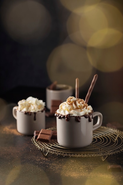 Una gorra de chocolate caliente con nata montada y canela