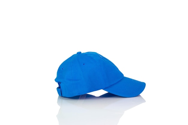 Gorra deportiva azul aislado sobre un fondo blanco.