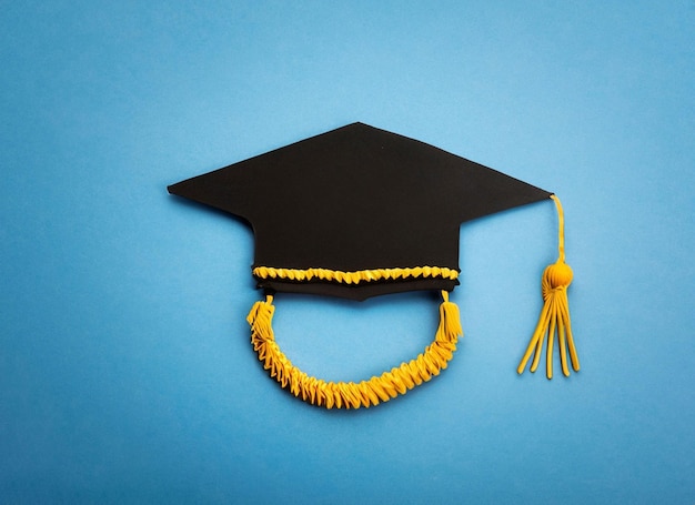 Foto una gorra de graduación negra con borlas amarillas y una borla