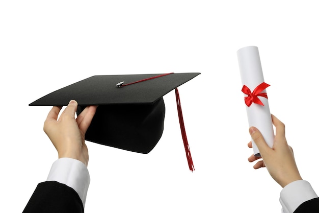 Foto gorra de graduación de png y diploma en manos aisladas sobre fondo blanco