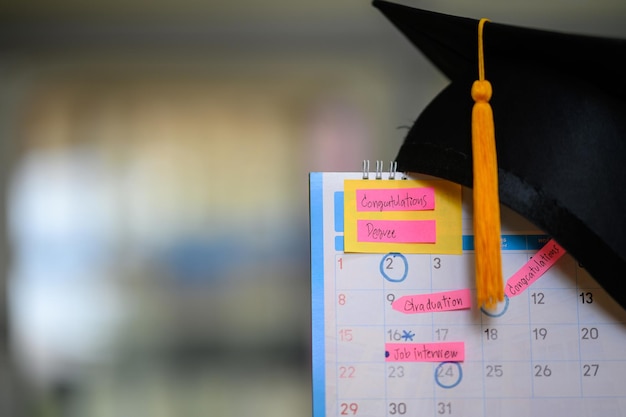 Gorra de graduación puesta en el calendario Calendario de celebración de graduación