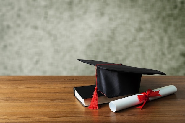 gorra de graduación, sombrero con papel de grado en