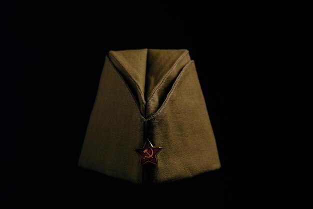 Gorra con tocado de estrella roja militar ejército rojo Unión Soviética sobre fondo negro