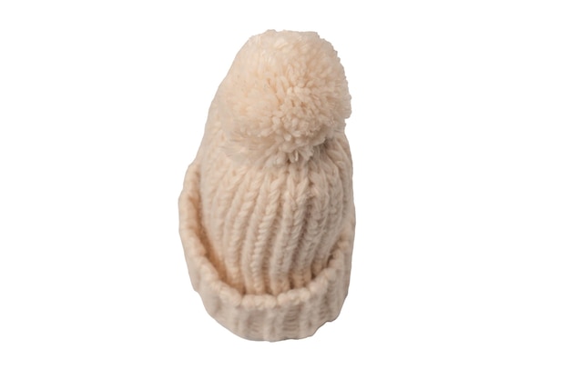 Gorro beanie beige con pom pom aislado sobre un fondo blanco.