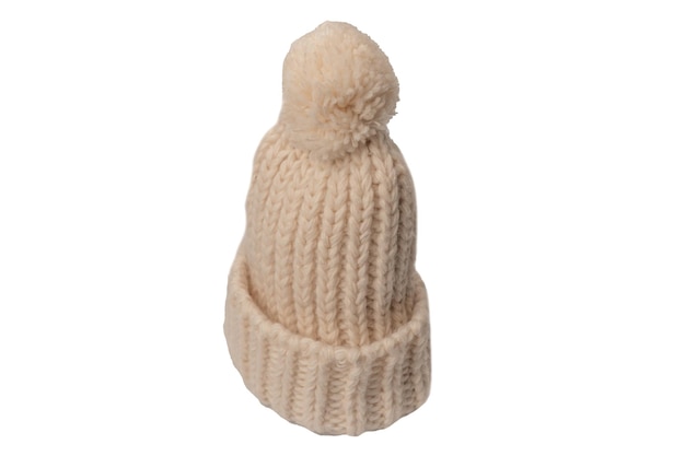 Gorro beanie beige con pom pom aislado sobre un fondo blanco.