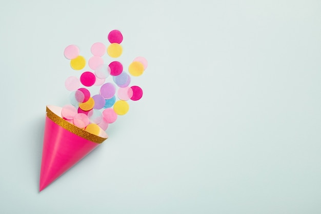 Gorro de carnaval con confeti de papel de colores. Tarjeta de fiesta de cumpleaños, carnaval o aniversario