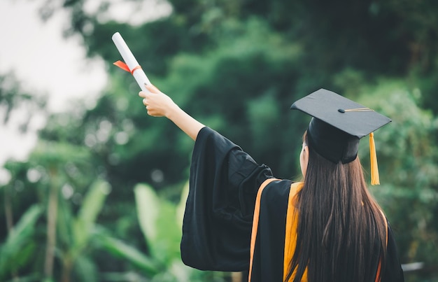 Gorro de graduación con borla de oro con un diploma de éxito graduados de la universidadConcept educación felicitaciones graduados en la Universidad