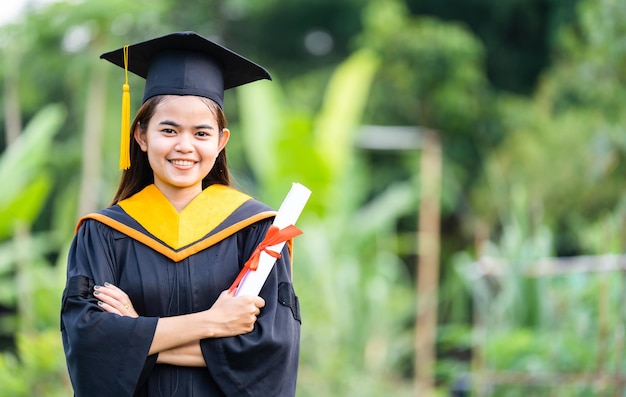 Gorro de graduación con borla de oro con un diploma de éxito graduados de la universidadConcepto educación felicitaciones graduados en la Universidad