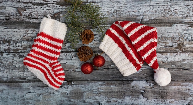 Gorro navideño y calcetín decorativo