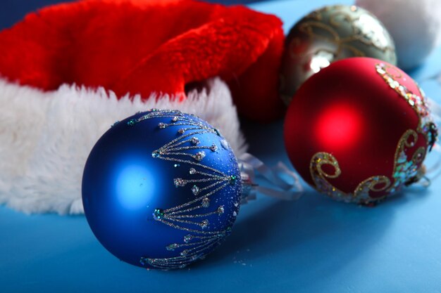 Gorro navideño de santa claus y bolas decorativas