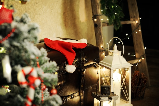 Foto gorro de papá noel en casa decorada de navidad