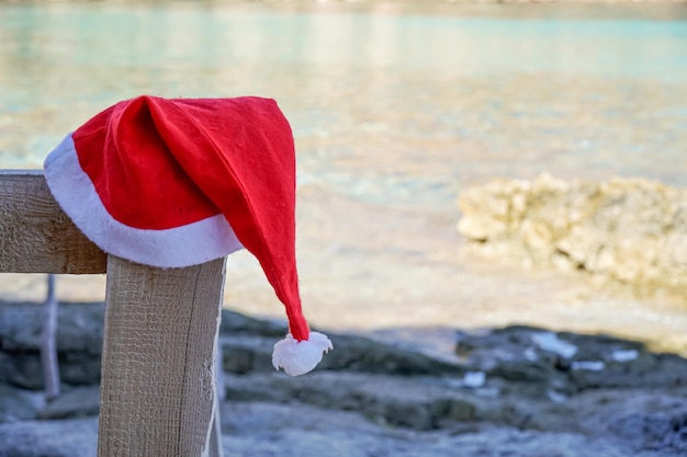 Gorro de Papá Noel en la playa de Formentera Vacaciones de Navidad