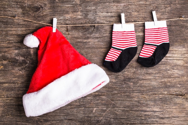 Gorro de Papá Noel unido a la cuerda con pinza para la ropa