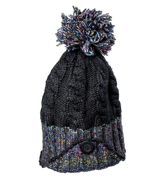 Gorro de punto negro con pompón y con botón negro aislado en superficie blanca, ropa abrigada y cómoda