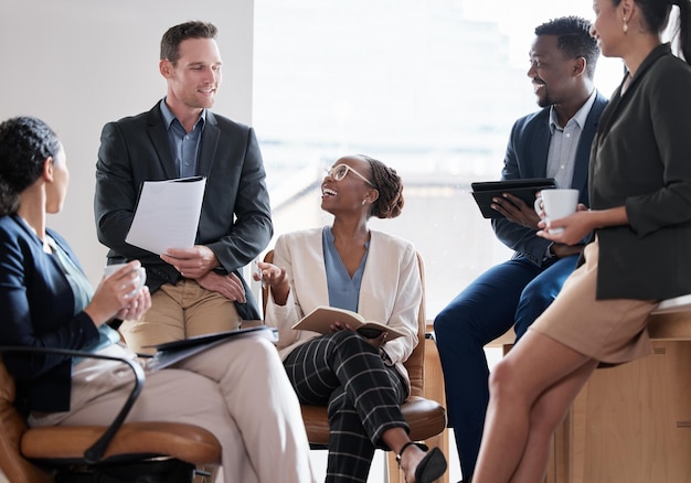 Gostaria de dizer algo Foto de um grupo de empresários em uma reunião de trabalho